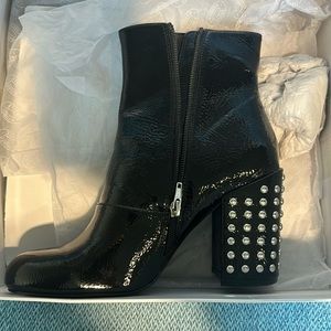 Brand New Steve Madden Black Patent Galley.